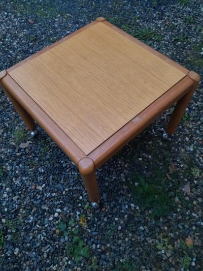 Malý stolek asi 60*60, výška 60