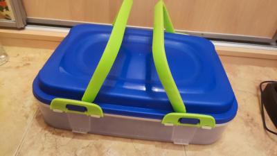 uzavíratelný plastový box s držadlem