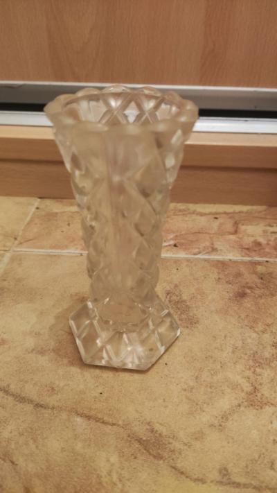 Malinká skleněná vázička