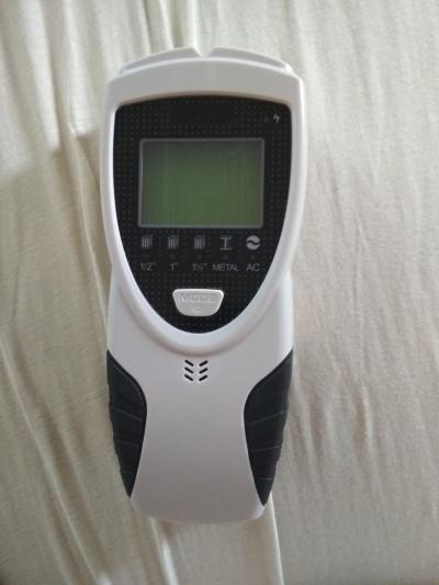 Detektor kovu, drátů, dřeva