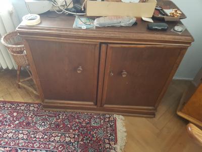 Hnědá menší skříňka