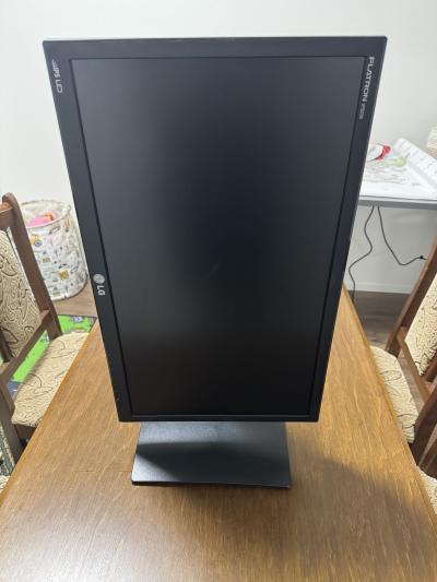 2x 24 palcový monitor