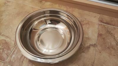 kovová miska o průměru 24cm