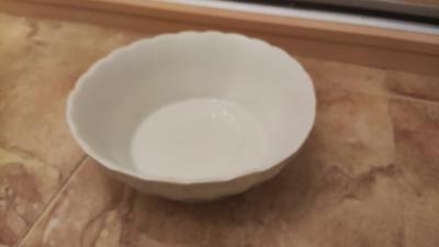 mísa o průměru 28 cm