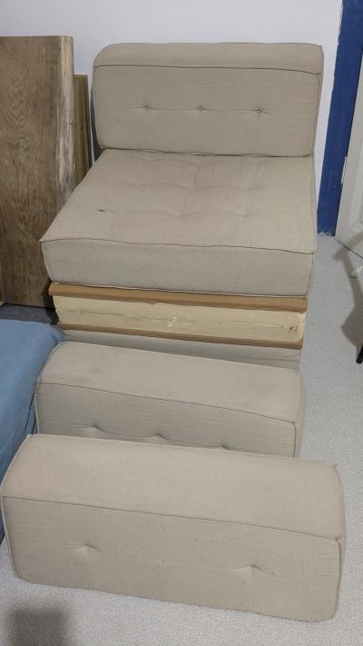 Gauč, kostky, kresla