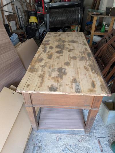 Masivní učitelský stůl (rozpracovaná renovace)