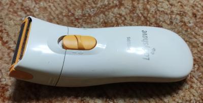 Dámský holící strojek na tužkové baterie