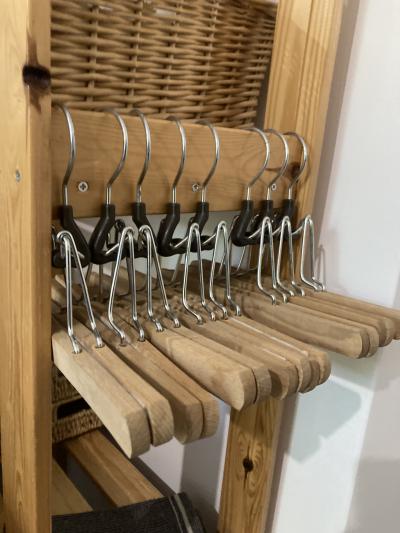 Dřevěná raminka a ratanové kosicky