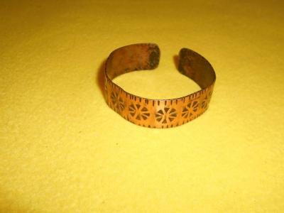 Kovový náramek menší.