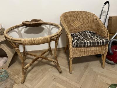 Matrace IKEA, kancelářské křeslo, bambusový stolek a křeslo