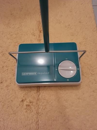 Mechanický zametač koberců - rozbitý