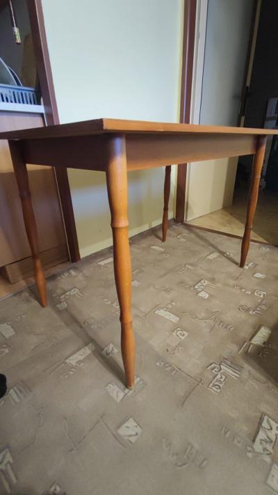 dřevěný stůl 68x107x74 cm