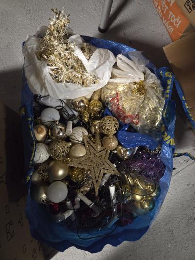 Velkou tašku vánočních dekorací