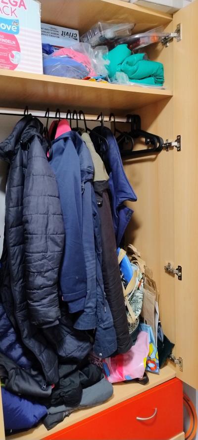 Vysoká šatní skříň