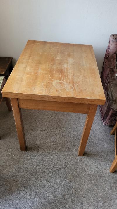 Rozkládací jídelní stůl