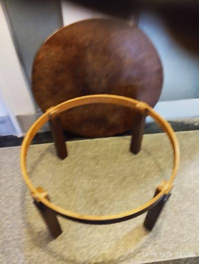 Starý dřevěný kulatý stůl