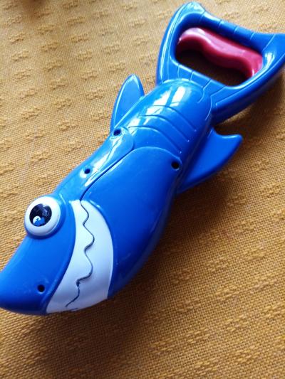 hračka žralok, otvírá tlamu