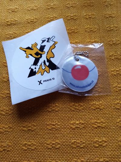 přívěsek a nálepka