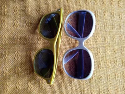 dvoje sluneční brýle