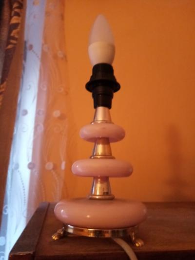 růžová lampička bez širmu a žárovky, je zajímavá