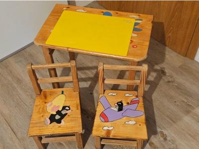 Dětský dřevěný stolek + 2 židle