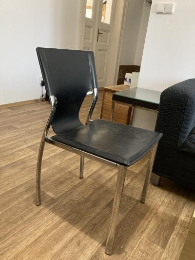 Černá koženková židle
