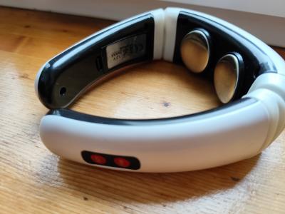 Masážní přístroj na krk