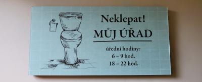 cedulka na zed, dveře