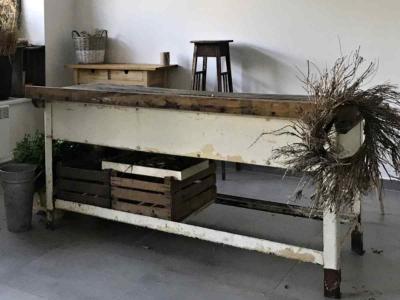 Starý kovový pekařský stůl