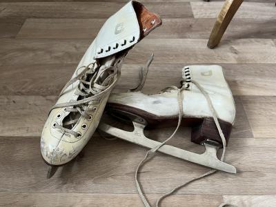 Staré dámské brusle