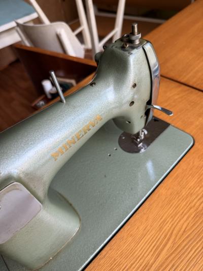 Šlapací šicí stroj se zachovalou dřevěnou skříňkou