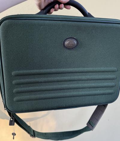 Krásný zelený kufr do ruky