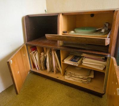 skříň s gramofonem