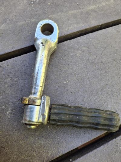 startovací nožní páka na mopeda