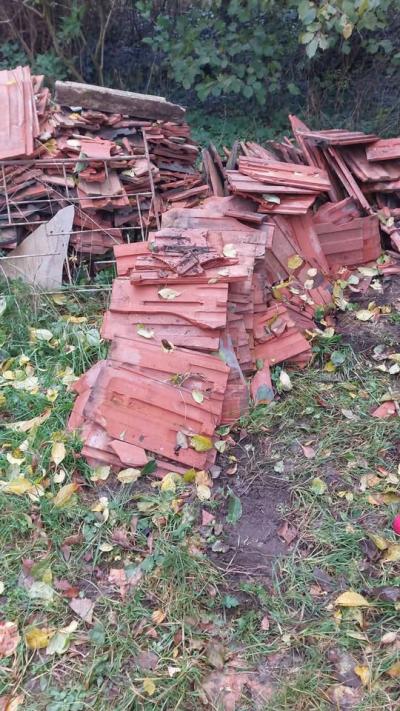 Střešní tašky na suť - rozbité