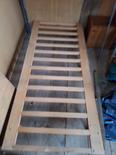 Postel kvalitní z 70 let dřevěná