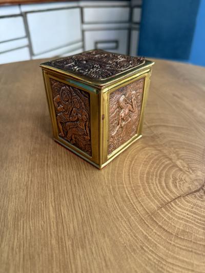 Krabička s asijskými motivy