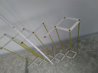 Starý skládací věšák