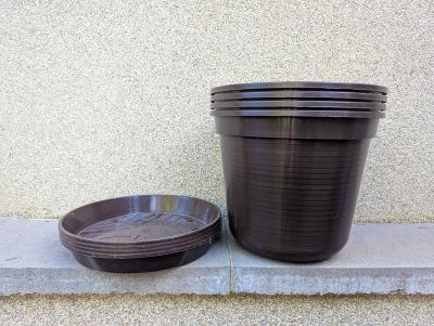 Plastové květináče