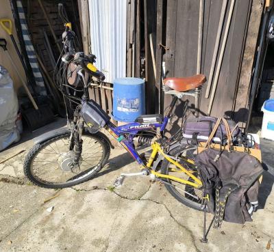 Staré elektrokolo s brašnami