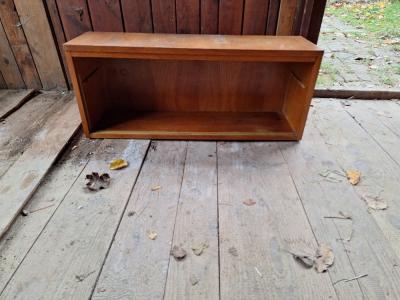 Knihovnička z 70 let Universal dřevo