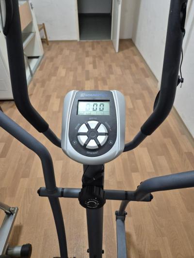 Nevyuživáný posilovací stroj