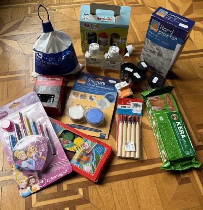 Barvy na malování, modelíny, dláta, pastelky