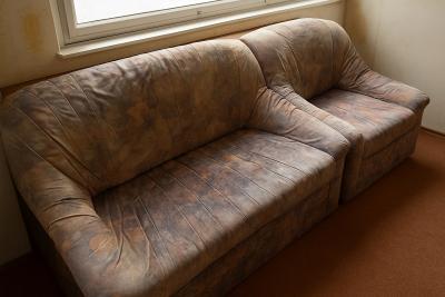 Ručně čalouněná pohovka + křeslo