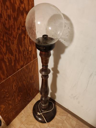 stojací lampa