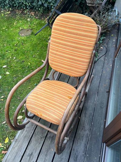 Dřevěné houpací křeslo