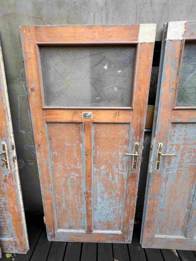 Dřevěné dveře k renovaci.