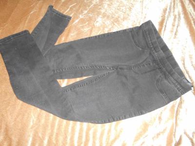 Strečové černé džíny,