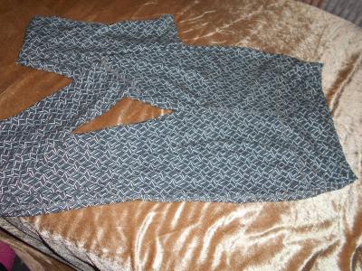 Jemné vzorované elasťáky.