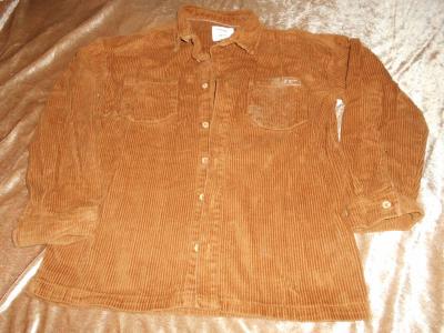 Bundokošile tmavě zrzavohnědá.